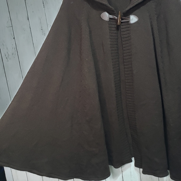 Avenue Women's Plus Size Brown Sweater Cape Wrap Toggle Closure One Size. - Picture 2 of 5